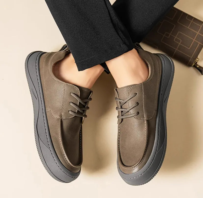 Retro brown leather lace-up casual shoes for men with visible stitching and a rubber sole.
