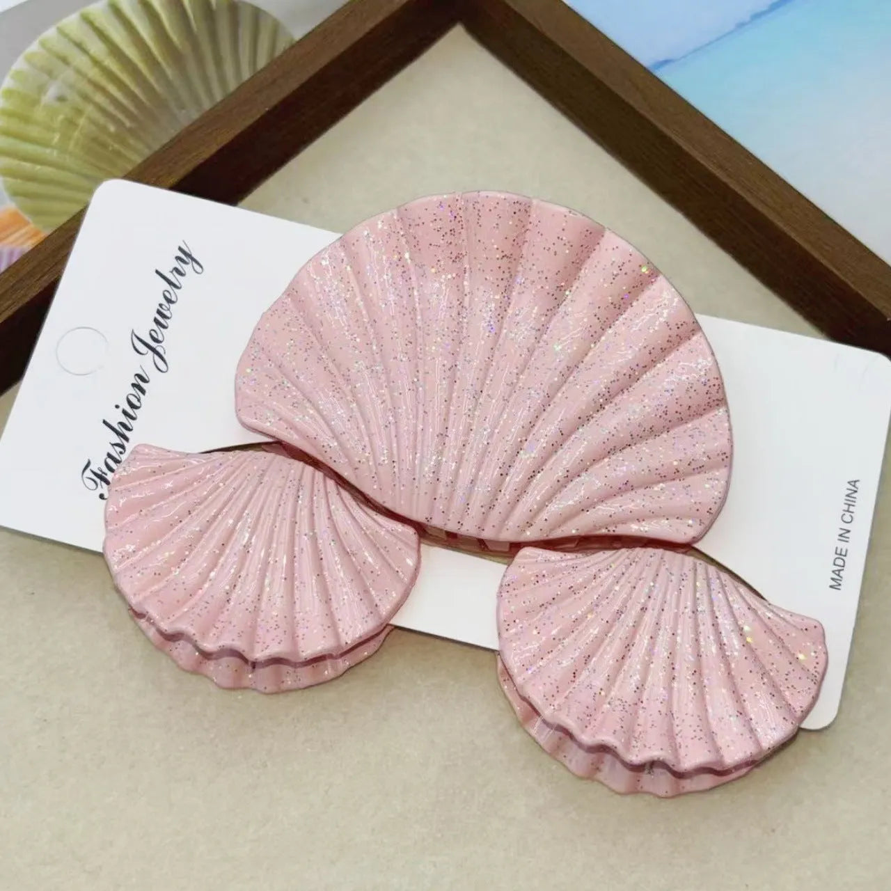 Gradient frosted plastic hair clip set in three pieces with shell decoration