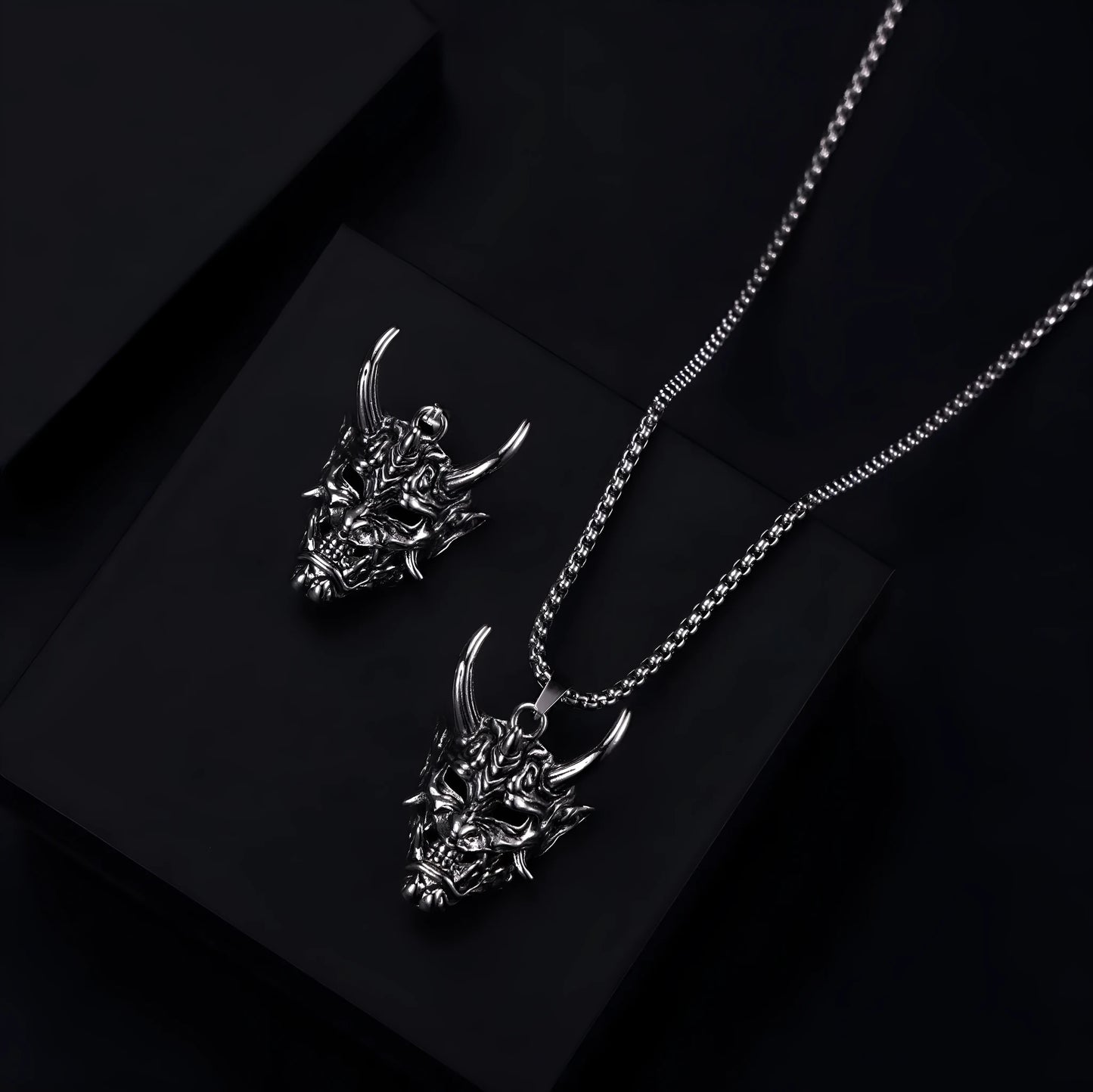 Men's vintage silver necklace with 40mm alloy pendant showing detailed dimensions