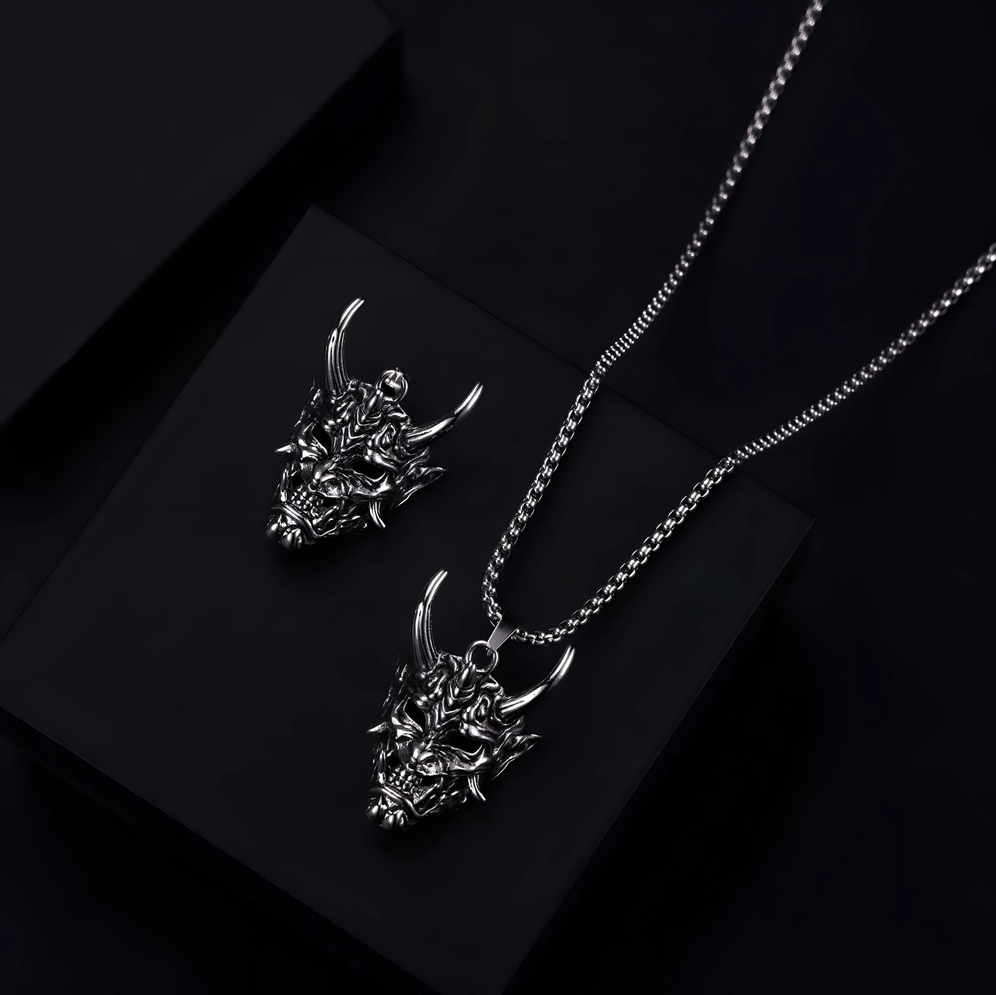 Men's vintage silver necklace with 40mm alloy pendant showing detailed dimensions