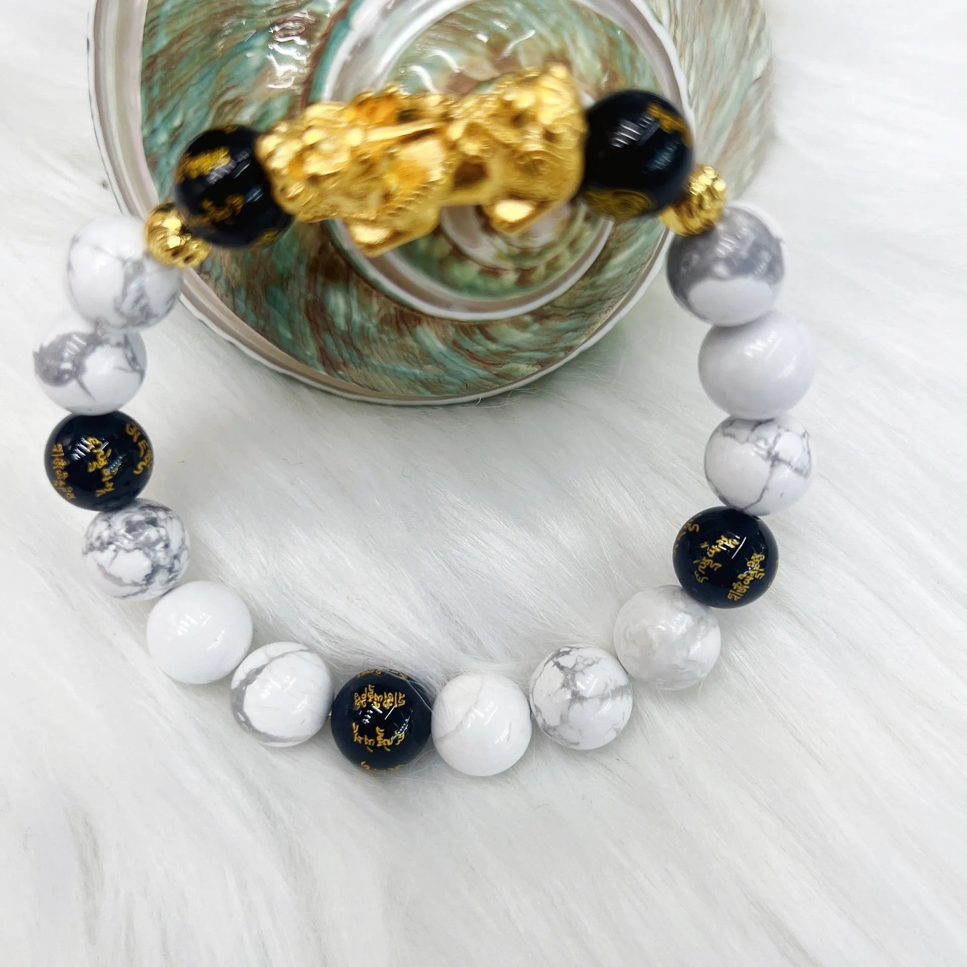 Vintage white turquoise and black agate bracelet with adjustable 15-17cm length