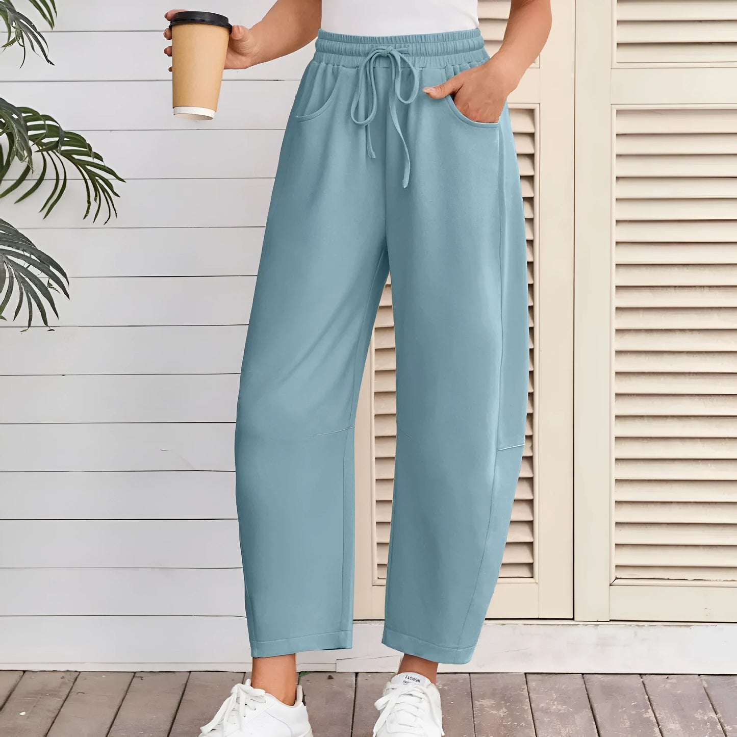 Loose cropped sweatpants in multiple colours with elastic waist and street fashion design