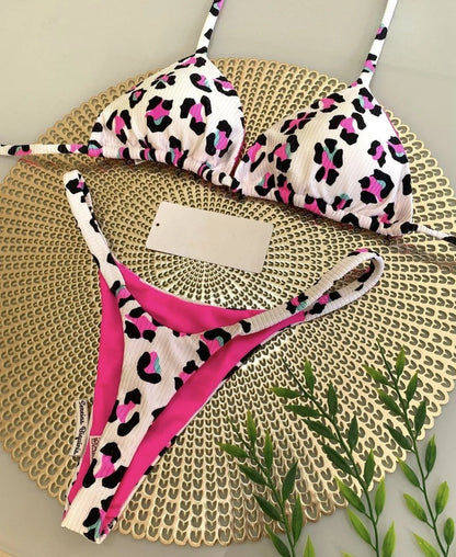 Women's printed two-piece bikini swimsuit with quick-dry fabric and cotton lining.