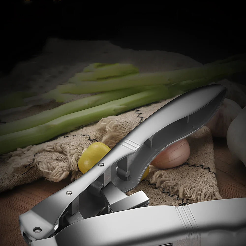 Silver aluminium garlic press with 20cm handle and integrated cleaning tool for unpeeled garlic crushing