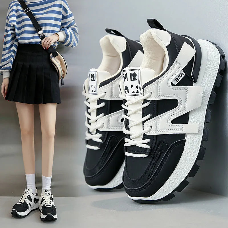 Low-top casual sneakers in black and white with rubber soles and lace-up front closure