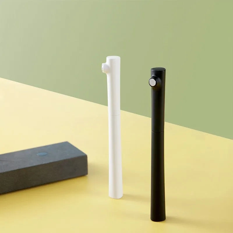 Designer fountain pen with 0.7mm stainless steel nib in black or white resin pen holder