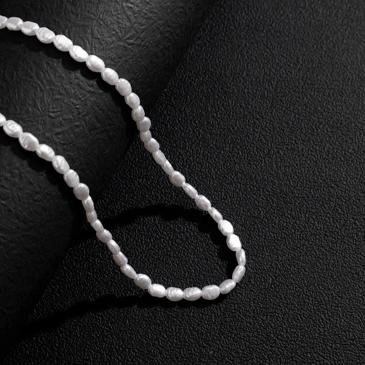 White U-shaped imitation pearl necklace for men with mother pearl pendant on adjustable 41-50cm chain