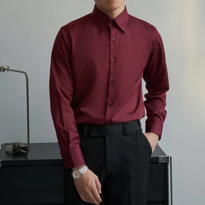 Man wearing a black Korean-style loose long sleeve shirt, a Japanese retro cardigan.