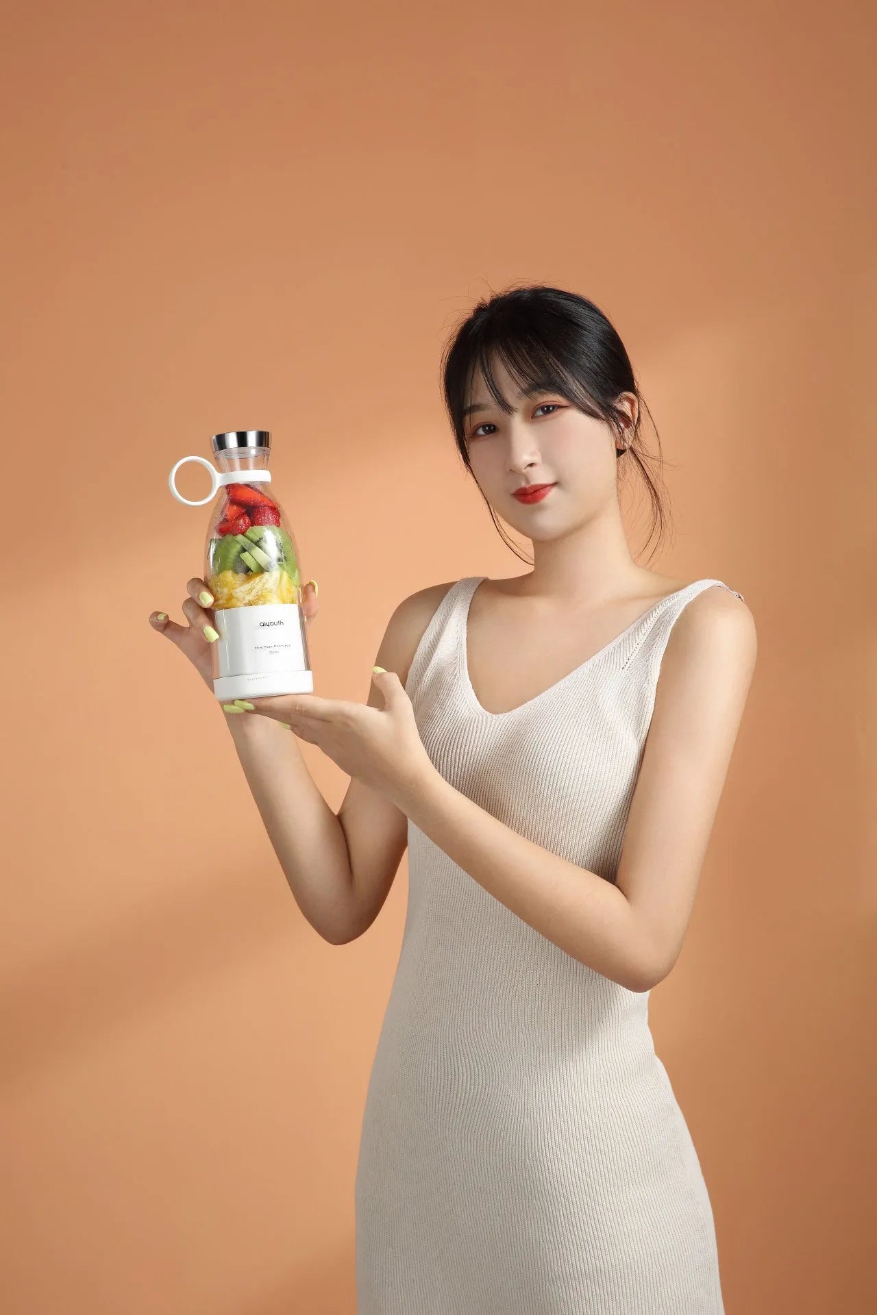Handheld portable mini juicer in pink with USB charging cable and measuring 18cm tall