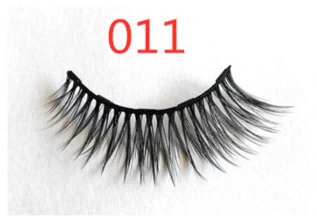 Magnetic false eyelashes set for easy, glue-free application and a stunning look.