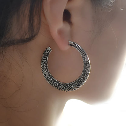 C-shaped earrings with vintage engraving design in bronze colour alloy