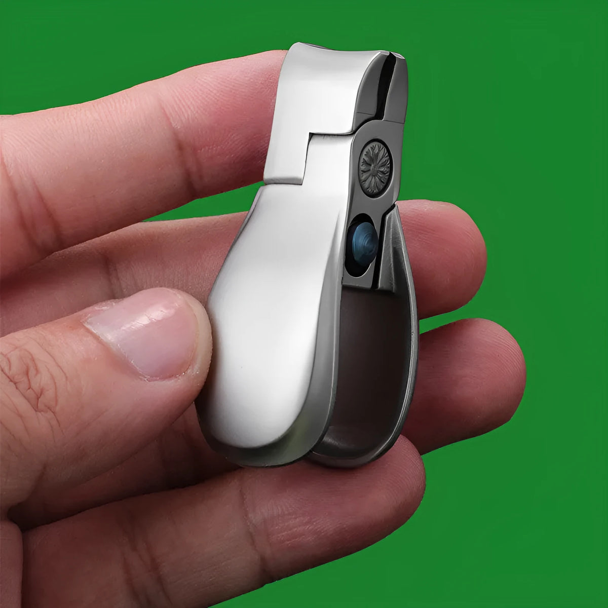 Silver large opening nail clipper in 420J2 tool stainless steel with anti-splash design for manicure use