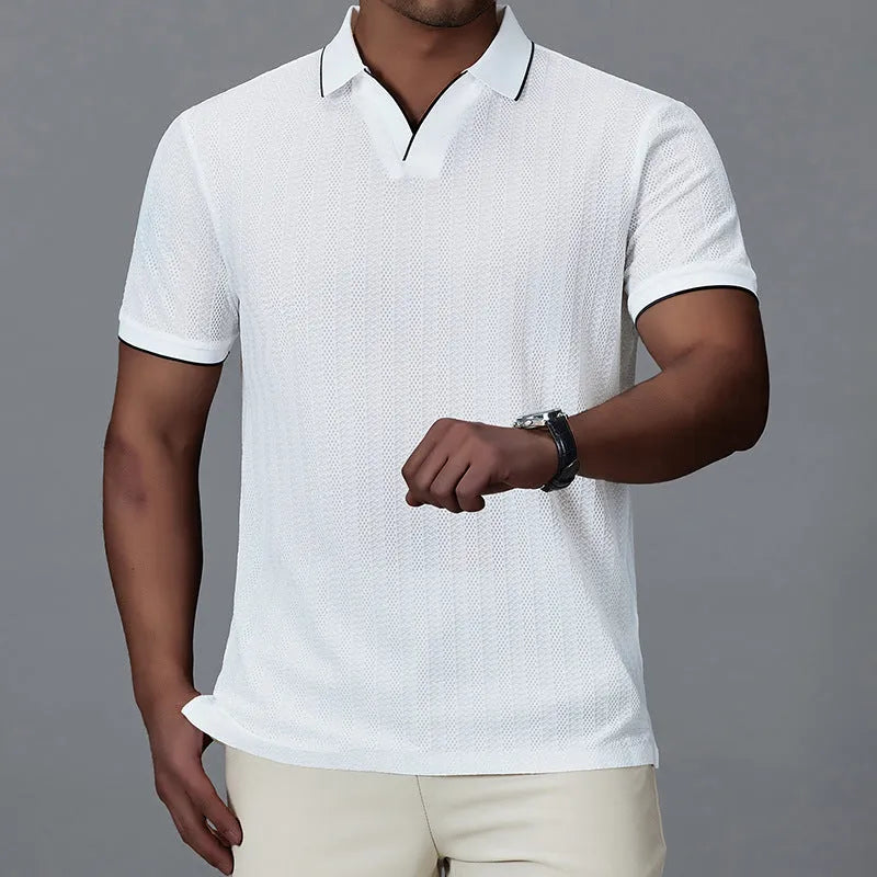 Man wearing a loose fit short-sleeved polo shirt in thin ice silk nylon fabric