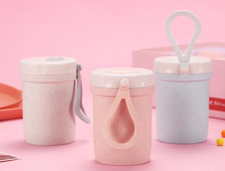 Square wheat straw lunch box with lock seal in blue, beige, or pink colours.