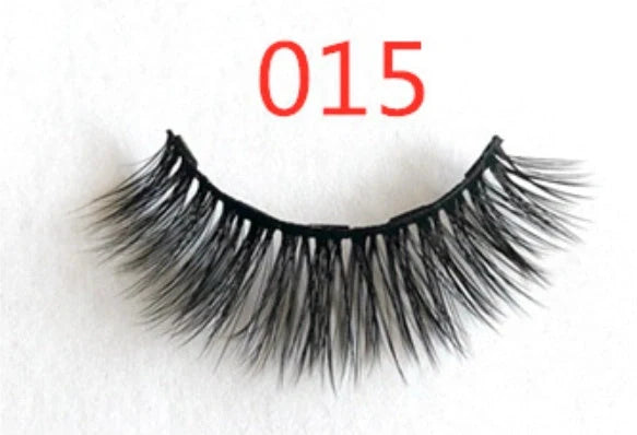 Magnetic false eyelashes set for easy, glue-free application and a stunning look.
