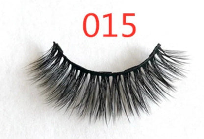 Magnetic false eyelashes set for easy, glue-free application and a stunning look.