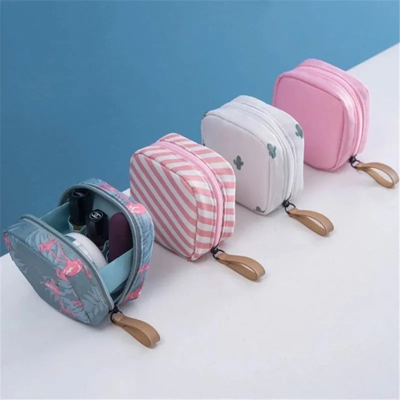 Cube-shaped cloth makeup storage bag in blue, pink, white, or white pink plain pattern for cosmetic organisation