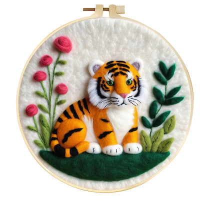 Round three-dimensional embroidery kit with linen fabric, wool felt pieces, and embroidery frame for 20x20 cm blanket painting