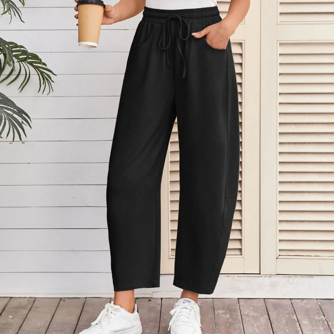 Loose cropped sweatpants in multiple colours with elastic waist and street fashion design