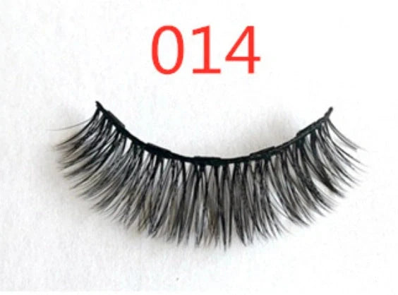 Magnetic false eyelashes set for easy, glue-free application and a stunning look.