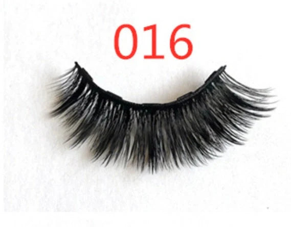 Magnetic false eyelashes set for easy, glue-free application and a stunning look.