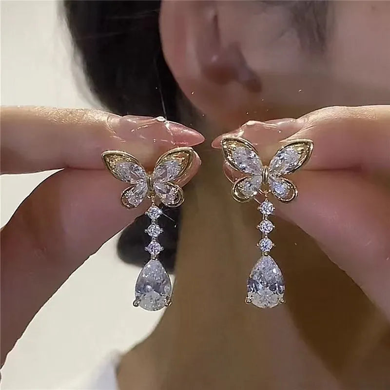 Pair of bow-shaped stud earrings with platinum electroplated finish on zinc alloy