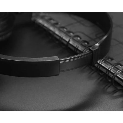 Wired over-ear headphones folded to 18x15x7cm with adjustable headband and 3.5mm plug