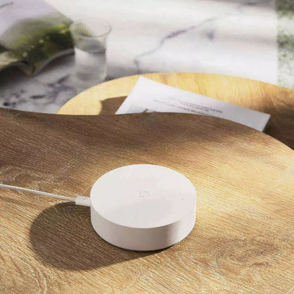 White Xiaomijia smart home gateway with UK plug for wireless remote control