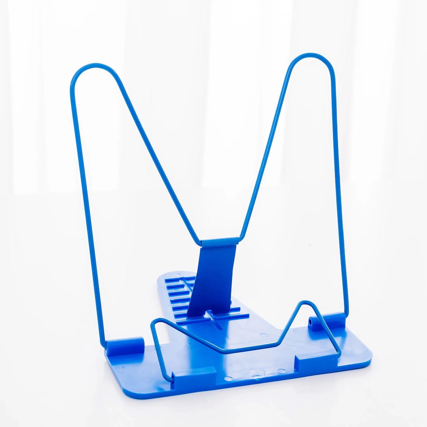Red, green, and blue reading frame measuring 16x17.5cm made from metal and plastic materials