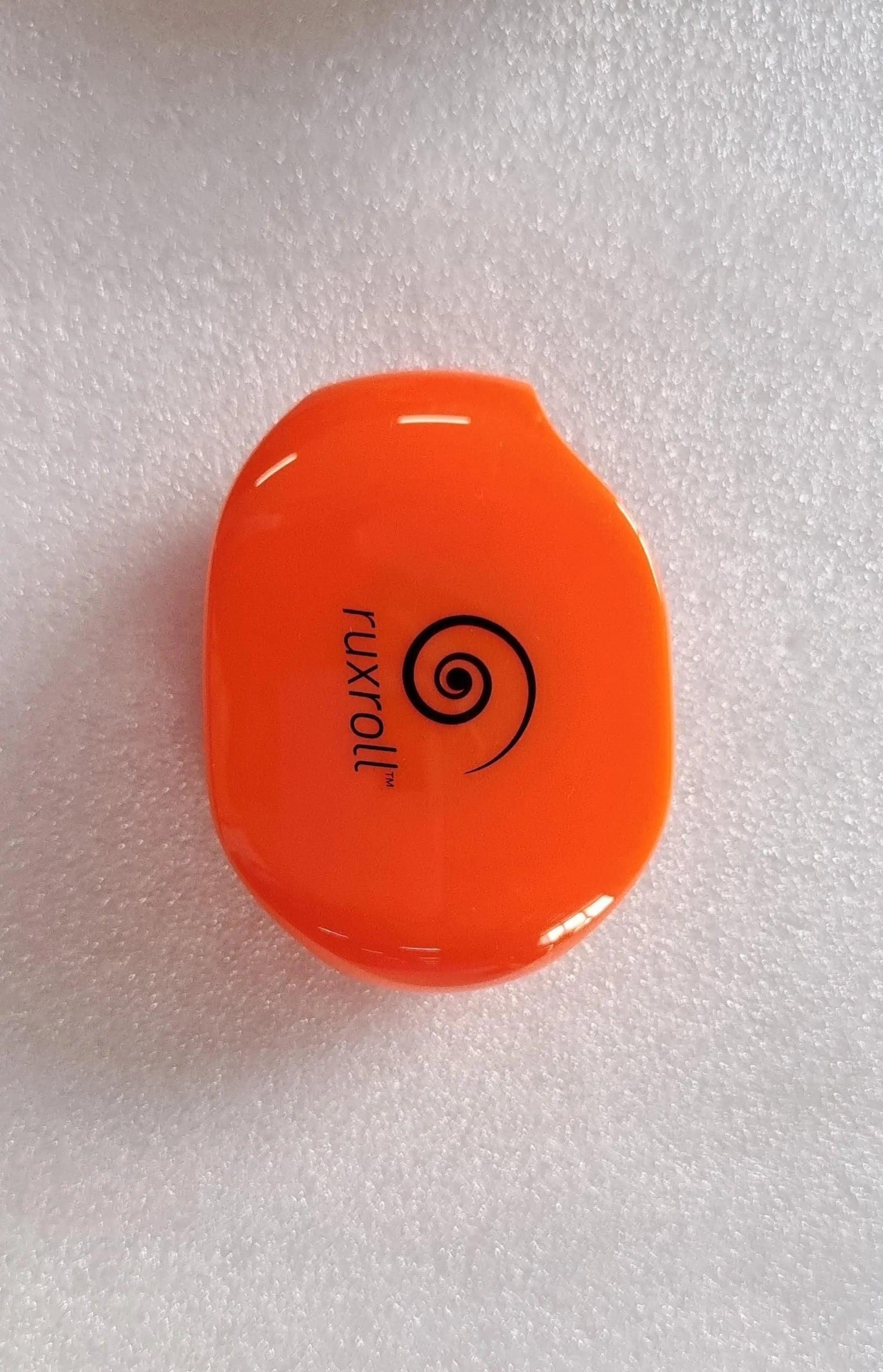 Automatic earphone cable winder in various colours, designed to keep earphone cords tidy and organised