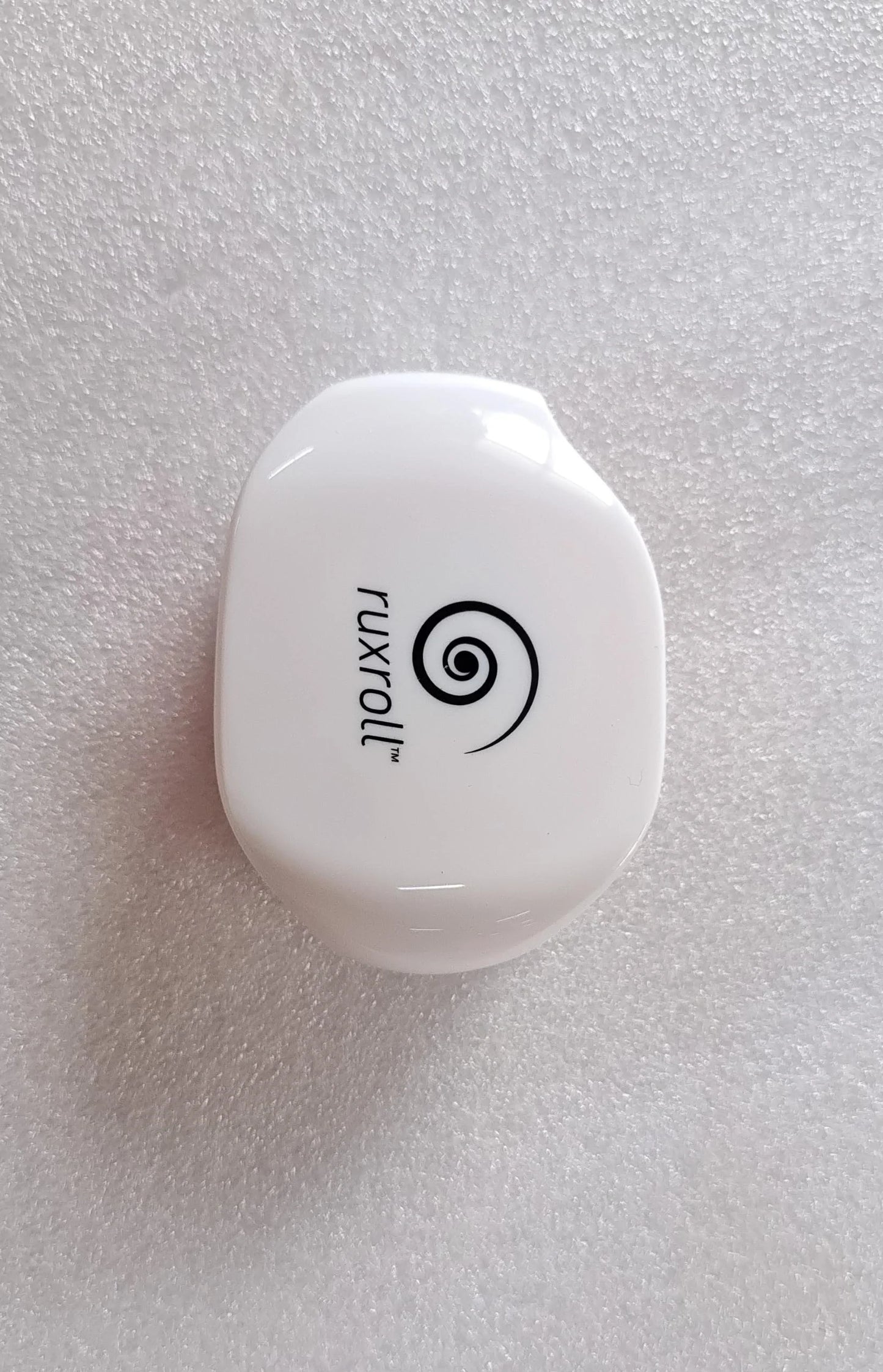 Automatic earphone cable winder in various colours, designed to keep earphone cords tidy and organised