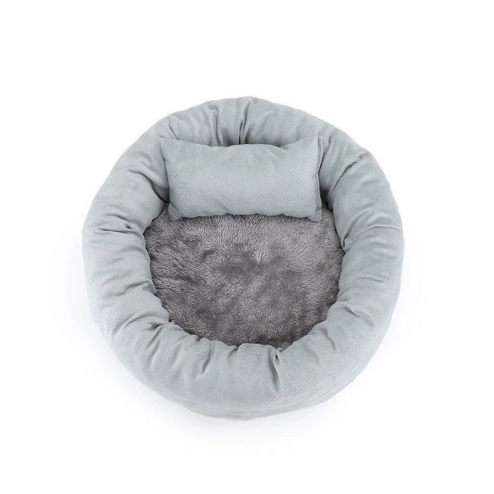 Cosy egg-shaped pet bed for cats and dogs, made with luxuriously soft and warm vegan faux shag fur