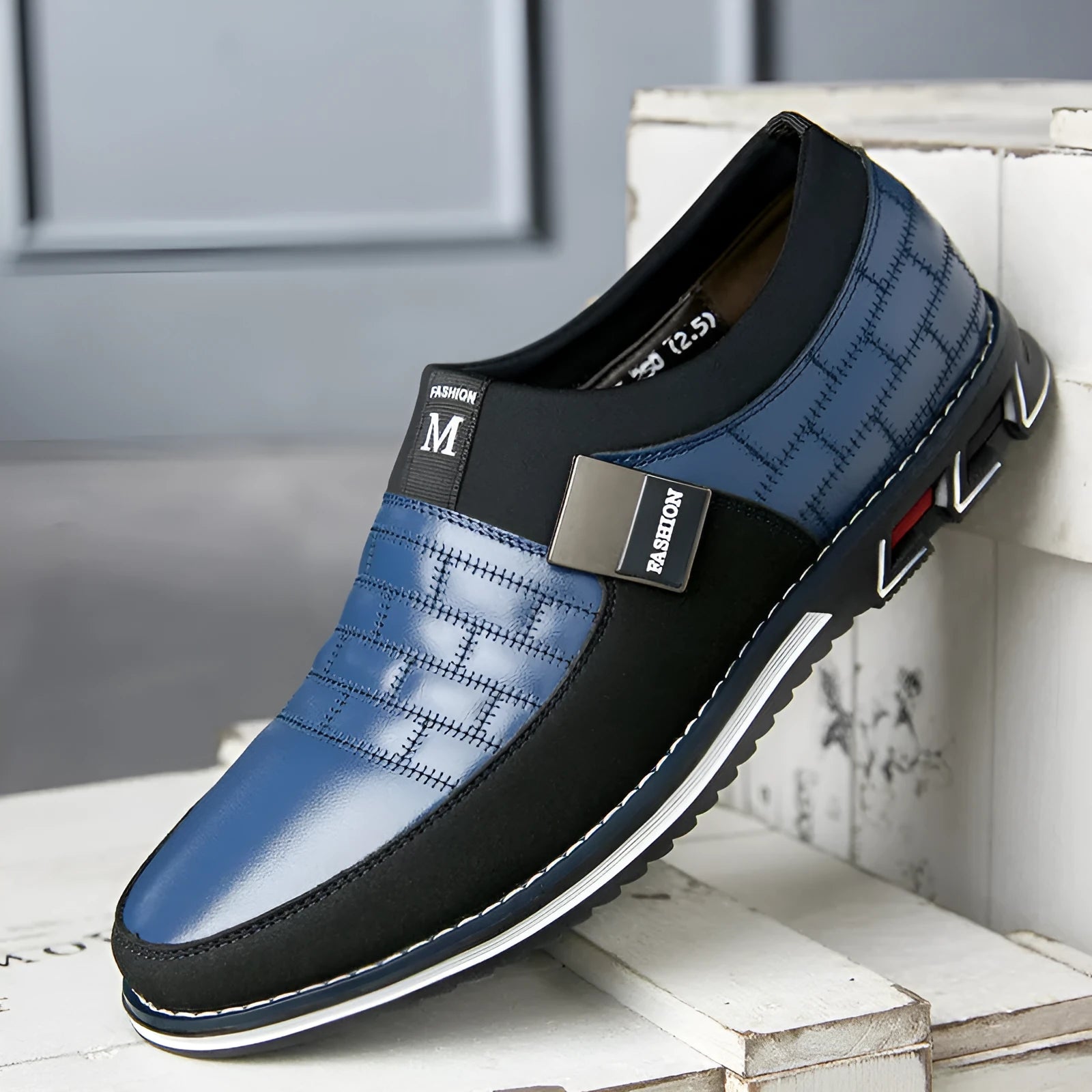 Men's low-cut blue leather casual shoes on a white background, showing the leisure design.