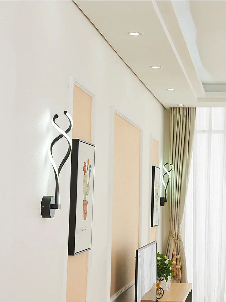 Musical note LED wall lamp with acrylic shade, 140x370x100mm dimensions, E14 fitting