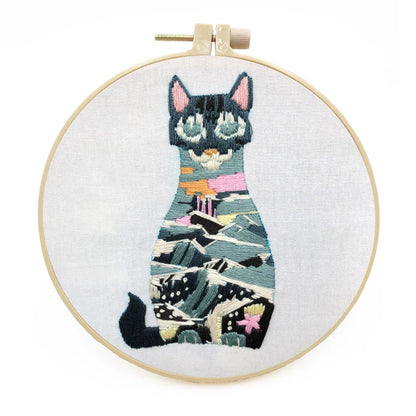 Cat embroidery kit with three-dimensional European stitching on cotton fabric with included 15cm hoop