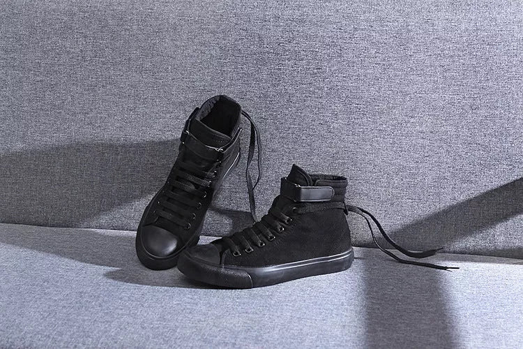 Classic white and black shoes available in sizes 35 to 43, lightweight and versatile for everyday wear
