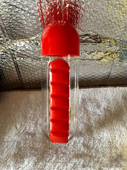 Water bottle with seven pill compartments attached, showing 600ml capacity and BPA-free construction