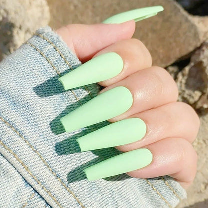 Set of 24 fake nails with nail art tool, showing colours A1 to A46, dimensions 13.5x6.8x1.2 cm