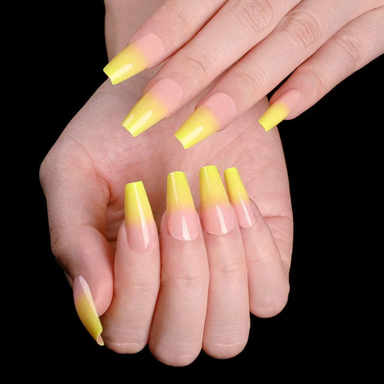 Set of 24 fake nails with nail art tool, showing colours A1 to A46, dimensions 13.5x6.8x1.2 cm