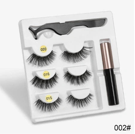 Magnetic false eyelashes set for easy, glue-free application and a stunning look.