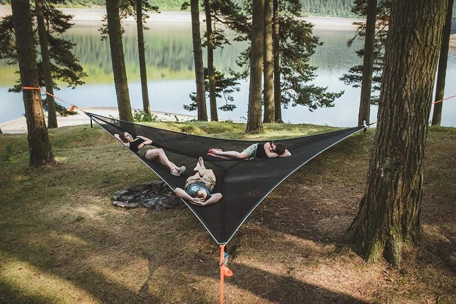 Versatile 3-person outdoor hammock with innovative 3-point anchor system for maximum comfort and stability