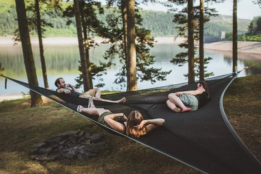 Versatile 3-person outdoor hammock with innovative 3-point anchor system for maximum comfort and stability