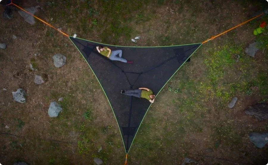 Versatile 3-person outdoor hammock with innovative 3-point anchor system for maximum comfort and stability