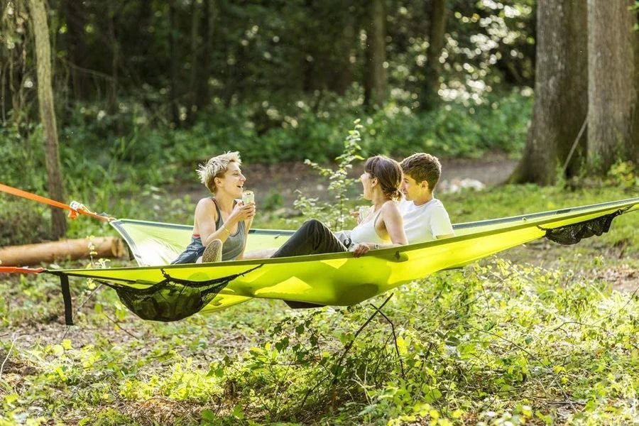 Versatile 3-person outdoor hammock with innovative 3-point anchor system for maximum comfort and stability