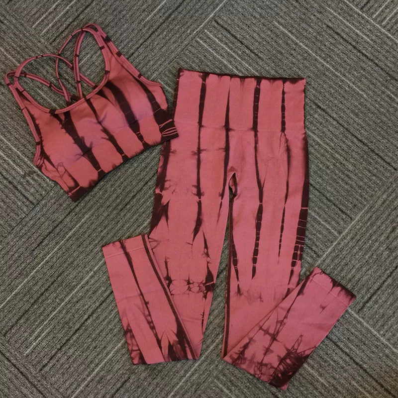 Seamless women's yoga suit in various colours for fitness and exercise