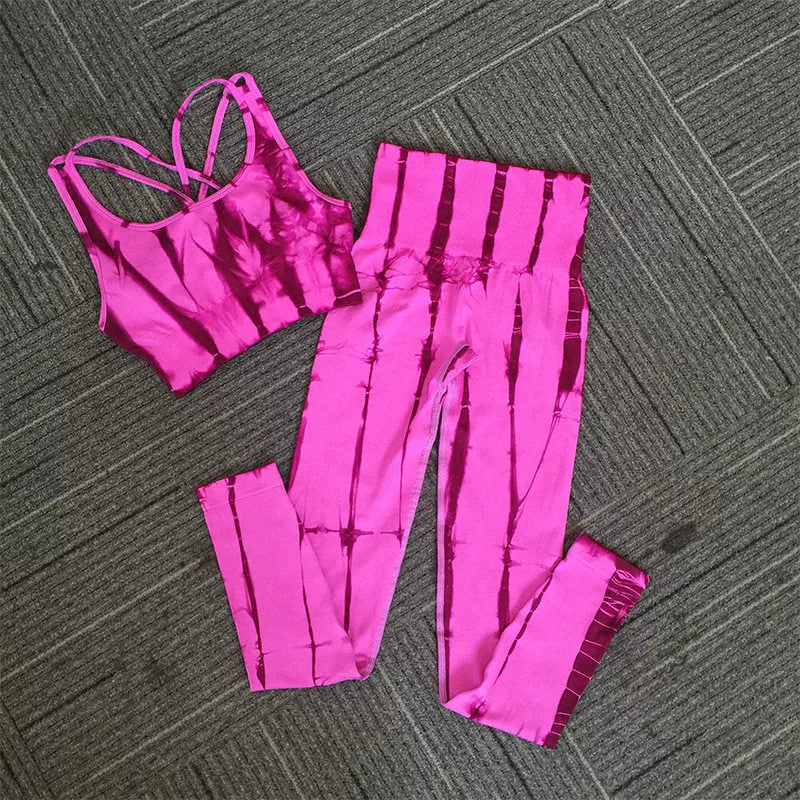 Seamless women's yoga suit in various colours for fitness and exercise