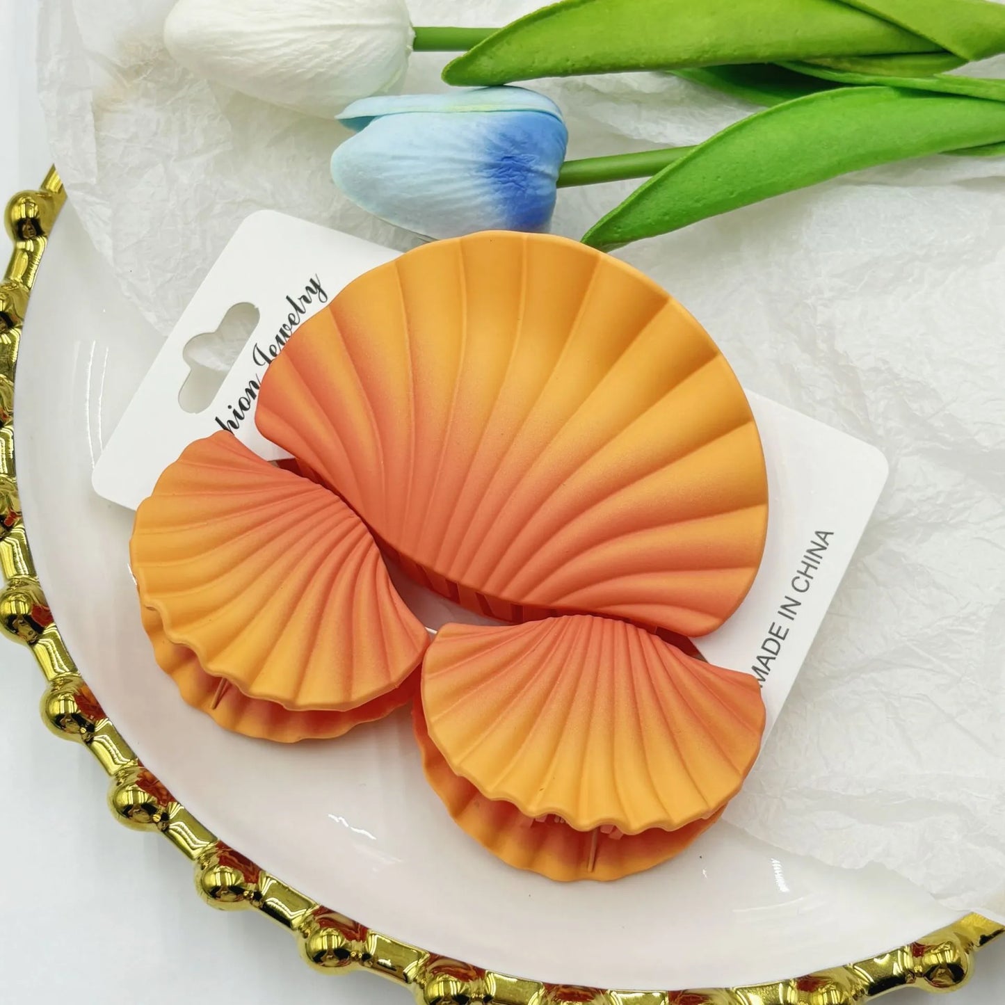 Gradient frosted plastic hair clip set in three pieces with shell decoration