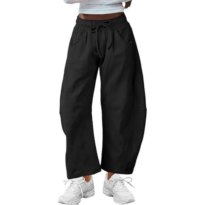 Loose cropped sweatpants in multiple colours with elastic waist and street fashion design