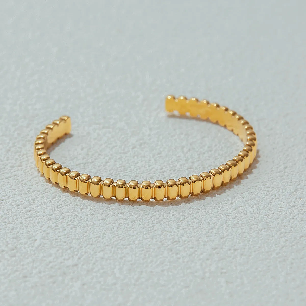 Women's stainless steel bracelet with electroplated finish in European and American style