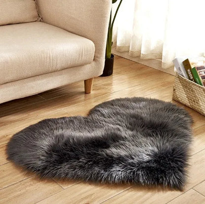 Plush heart-shaped carpet with 5-6 cm pile in navy blue colour on wooden floor